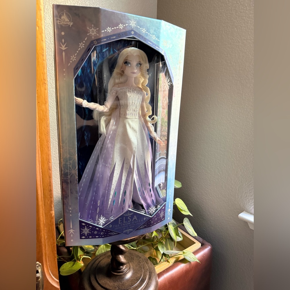 Disney Frozen 2- Elsa the Snow Queen Limited Edition Doll